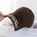 Nahaufnahme der braunen Vintage-Kappe mit MADTIME-Stickerei und Used-Look-Kanten - Verstellbar / Kaffeebraun