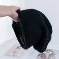 Dettaglio della morbida maglia nera con finitura in mohair soffice e calda - M / Nero