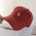 Detail van de geborduurde astronaut op een steenrode katoenen baseballpet - Standaard Maat / Rood