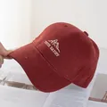 Detalle de gorra de béisbol granate con bordado blanco Youth Dayoff y textura de algodón - Regular (54-59CM) / Burdeos