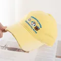 Dettaglio del ricamo di animali e della visiera usurata su un berretto giallo - Regolabile / Giallo