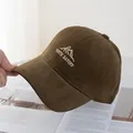 Detalle de gorra de béisbol de pana marrón con bordado de montaña blanco y texto juvenil - Regular (54-59CM) / café