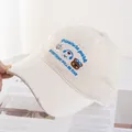 Dettaglio cappello beige con ricami di animali e bordo della visiera consumato - Regolabile / Beige