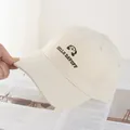 Dettaglio ravvicinato del cappellino beige in cotone con ricamo orso e testo HELLO - Beige