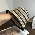 Dettaglio del cappello pescatore in paglia a righe intrecciato a mano con maglia traspirante - M (56-58cm) / Beige e Bordo Nero