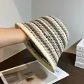 Dettaglio del cappello da pescatore in paglia a righe colorate con trama traspirante - M (56-58cm) / Khaki e Bordo Beige