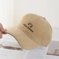 Dettaglio del cappello da baseball kaki con scritta HELLO DAYOFF e ricamo di animale - Cachi