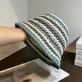 Dettaglio ravvicinato della trama intrecciata a righe blu e bianche di questo cappello di paglia - M (56-58cm) / Beige e Bordo Verde