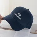 Dettaglio cappello baseball blu navy con ricamo bianco e scritta Hello Day Off - Taglia Regolare / Blu navy