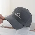 Dettaglio del cappello da baseball in cotone grigio scuro con ricamo panda e scritta bianca - grigio scuro