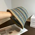 Vue détaillée du chapeau bob rayé en raphia bleu et kaki avec texture de tissage - M (56-58cm) / Vert et Bord Kaki