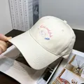 Dettaglio del ricamo a gatto e della scritta 'Cats eat fish' su un cappellino di cotone beige - Taglia Unica(Regolabile) / Beige