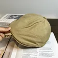 Gros plan détaillé sur la texture et les coutures de la casquette rétro kaki - Réglable / Kaki
