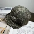 Κοντινό πλάνο του καμουφλάζ καπέλου 5 πάνελ με λευκό κέντημα και υφή καμβά - Ρυθμιζόμενο / Παραλλαγή Γκρι Χακί
