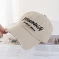 Detailansicht der khakifarbenen Baseballkappe mit Distressed-Stoff und schwarzer Stickerei - Verstellbar / Beige