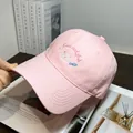 Dettaglio del cappellino rosa in cotone con ricamo a gatto e cuciture multiple sulla visiera - Taglia Unica(Regolabile) / Rosa