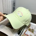 Dettaglio ravvicinato di cappello in cotone verde con ricamo di gatto e pesce - Taglia Unica(Regolabile) / Verde