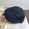 Détail de la texture de la casquette gavroche bleu marine avec bouton sur bois - Réglable / Bleu marine