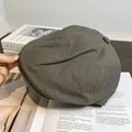 Vue détaillée du béret vintage gris olive avec tissu texturé et coutures de précision - Réglable / Gris