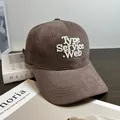 Detalle de gorra de béisbol de pana marrón con texto Type Service bordado en blanco 3D - Ajustable / café