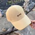 Dettaglio del cappellino da baseball in cotone kaki con ricamo my putt in un giardino - Taglia Regolare (54-59) / Cachi