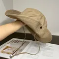 Dettaglio della corda antivento regolabile e fibbia in metallo sul cappello da sole kaki - L (59-63cm) / Cachi