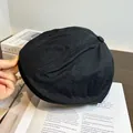 Vue détaillée du béret noir vintage avec bouton supérieur montrant la texture du tissu - Réglable / Noir