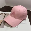 Detalle de gorra de béisbol de algodón rosa con bordado letra N y costura de visera - Rosa