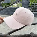 Dettaglio ravvicinato di un cappello da baseball rosa con ricamo di gatto nero - Regolabile / Rosa