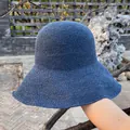 Detailaufnahme des dunkelblauen handgehäkelten Strohhutes mit feinem Webmuster für Damen - Marineblau