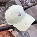 Primer plano de gorra de algodón verde claro con bordado de arcoíris y ojales metálicos - Ajustable / Verde
