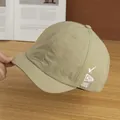 Nahaufnahme der khakifarbenen Nylon-Kappe mit weißem Seitenaufdruck und weichem Schirm - Khaki