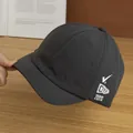Nahaufnahme der dunkelgrauen, schnell trocknenden Basecap mit 3 cm kurzem Schirm und Stickerei - Dunkelgrau
