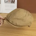 Dettaglio del berretto piatto kaki traspirante con cuciture precise e trama leggera - Regolabile / Cammello