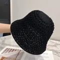 Dettaglio del cappello da sole all'uncinetto nero intrecciato a mano con trama traforata - M / Nero