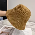 Dettaglio ravvicinato di motivi all'uncinetto fatti a mano su un cappello di paglia kaki - M / Cachi