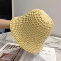 Dettaglio cappello pescatore giallo chiaro fatto a mano con motivo crochet traspirante - M / Beige