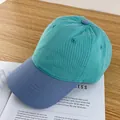Dettaglio del cappellino bicolore verde acqua e grigio-blu in saia di cotone - Regolabile / Verde Lago e Tesa Blu