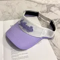 Dettaglio della visiera parasole viola e bianca con ricamo 3D 'Authentic EST.1987' e cuciture - Regolabile / Bianco E Viola