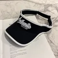 Dettaglio del ricamo Authentic 1987 sulla visiera sportiva bicolore bianco e nero - Regolabile / Nero