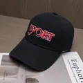 Primer plano de gorra de béisbol de algodón negro con bordado de letras SPORT en rojo - Ajustable / Negro