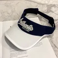 Dettaglio ravvicinato della visiera parasole blu e bianca con ricamo Authentic curato - Regolabile / Navy E Bianco