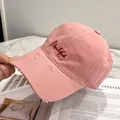 Nahaufnahme der rosa Distressed-Baumwoll-Baseballkappe mit roter New York Stickerei - Rosa
