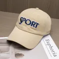 Detalle del bordado SPORT azul marino en una gorra de béisbol de algodón beige - Ajustable / Caqui