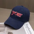 Vista detallada del bordado SPORT y las costuras en una gorra de béisbol retro azul marino - Ajustable / Azul marino