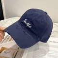 Dettaglio del cappello blu navy con visiera logorata e ricamo New York di alta qualità - Blu navy