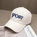 Detalle del bordado SPORT azul en la gorra de béisbol de algodón color crema - Ajustable / Beige