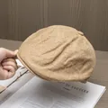 Primo piano del berretto intrecciato kaki con texture traspirante e profilo laterale strutturato - Taglia unica / Cachi Scuro