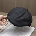 Detail einer schwarzen Schirmmütze mit 8-Panel-Nähten und strukturierter Stoffoberfläche - Einheitsgröße / Schwarz