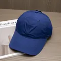 Κοντινό πλάνο με σκούρο μπλε καπέλο μπέιζμπολ που στεγνώνει γρήγορα σε ξύλινη επιφάνεια - Ναυτικό μπλε / Ρυθμιζόμενο